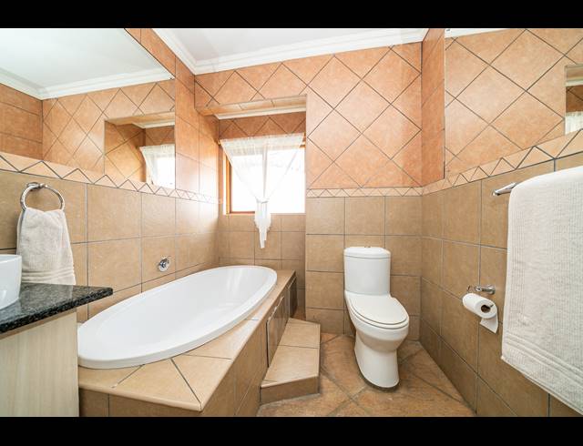 4 BEDROOM FREESTANDING FOR SALE IN SONNEVELD